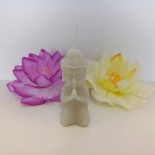 Térdelő Buddha formájú gyertya