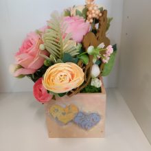 Rózsaszín és barackszínű rózsás esküvői asztaldísz