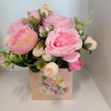 Rózsaszín és barackszínű rózsás esküvői asztaldísz