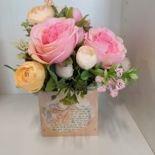 Rózsaszín és barackszínű rózsás esküvői asztaldísz