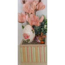 Húsvéti rózsás asztaldísz repesztett tojással