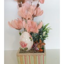 Húsvéti rózsás asztaldísz repesztett tojással