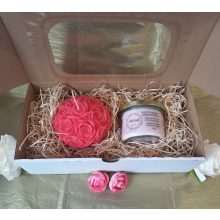 Nagy rózsa és illatgyertya egy dobozban